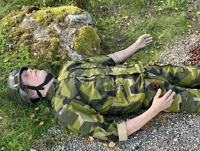 Traumedukke med realistisk beinskade brukes i øvelse for akuttmedisin og redningsinnsats.