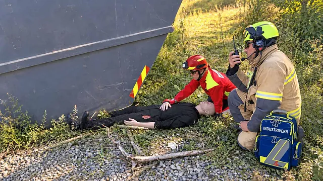 Redningspersonell gir førstehjelp til skadd person ved en industriulykke.
